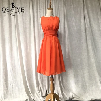 Къси рокли за шаферките оранжев цвят, шифоновое рокля за срещата на завършилите трапецовидна форма с високо овални деколте и рюшами на талията, вечерна рокля трапецовидна форма за момичета