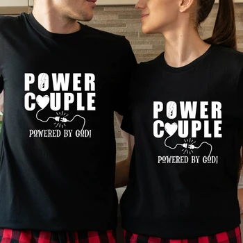 Мощна пара, риза Powered By God, Саркастични съпругче, женушка, подходяща двойка, тениска, Забавни тениски унисекс, християнската църква, религия